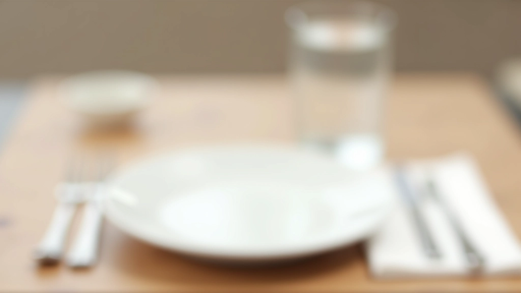 Minimalistisch placemat setup met wit bord, linnen servet, en water glas op houten tafel, schoon en oncluttered